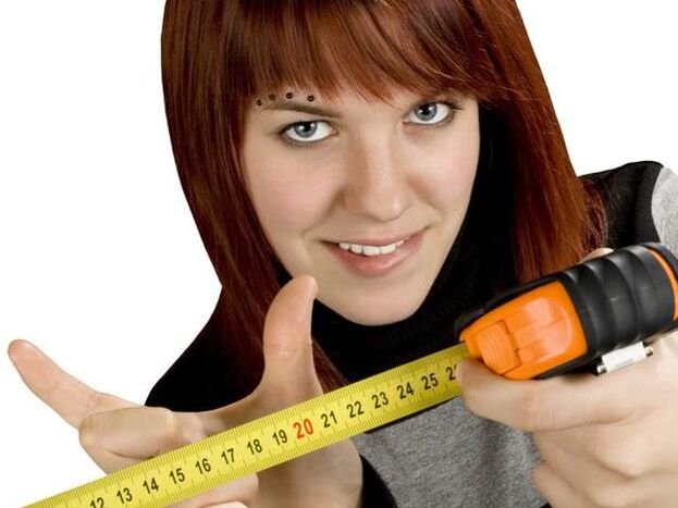 女孩展示小阴茎如何增大