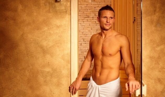 阴茎增大前在澡堂的男人